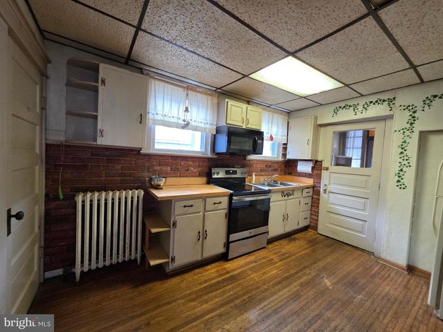 318 S WASHINGTON ST, Berkeley Springs, WV 25411