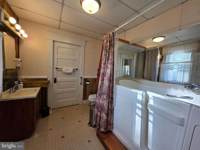 318 S WASHINGTON ST, Berkeley Springs, WV 25411