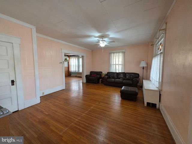 318 S WASHINGTON ST, Berkeley Springs, WV 25411