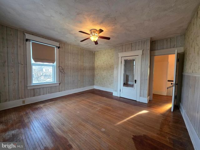 318 S WASHINGTON ST, Berkeley Springs, WV 25411