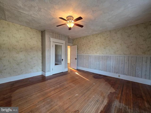 318 S WASHINGTON ST, Berkeley Springs, WV 25411