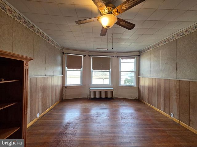 318 S WASHINGTON ST, Berkeley Springs, WV 25411