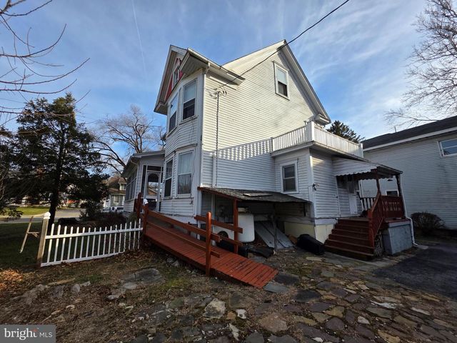 318 S WASHINGTON ST, Berkeley Springs, WV 25411