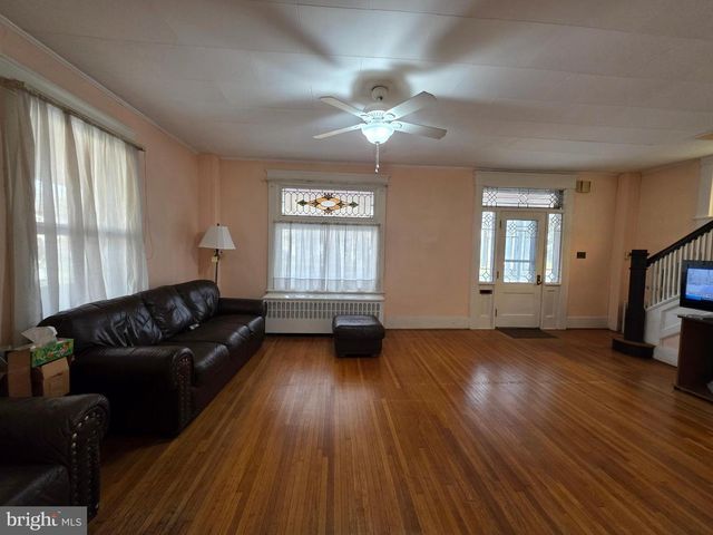 318 S WASHINGTON ST, Berkeley Springs, WV 25411