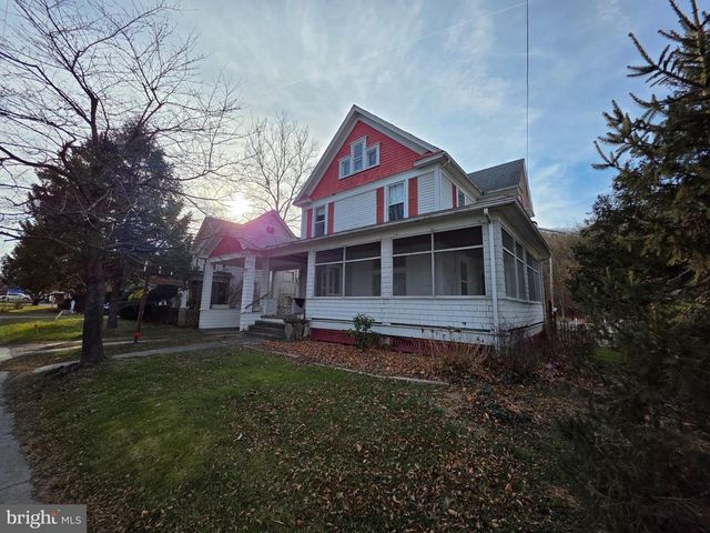 318 S WASHINGTON ST, Berkeley Springs, WV 25411