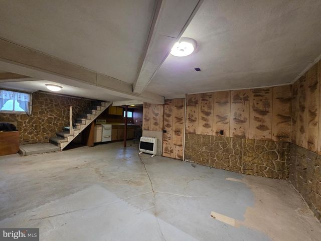 318 S WASHINGTON ST, Berkeley Springs, WV 25411