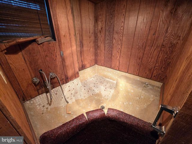 318 S WASHINGTON ST, Berkeley Springs, WV 25411