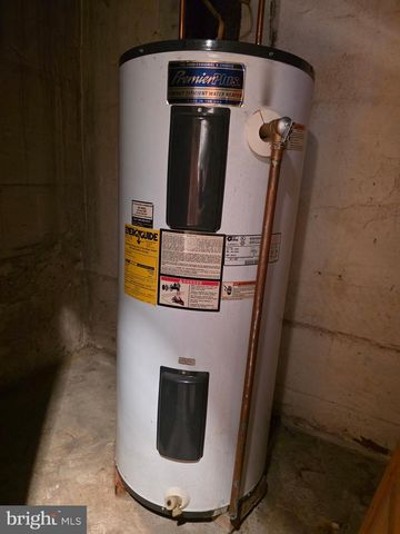 318 S WASHINGTON ST, Berkeley Springs, WV 25411