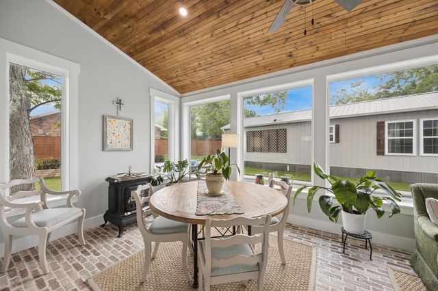 859 E Glenn Street, Bellville, TX 77418