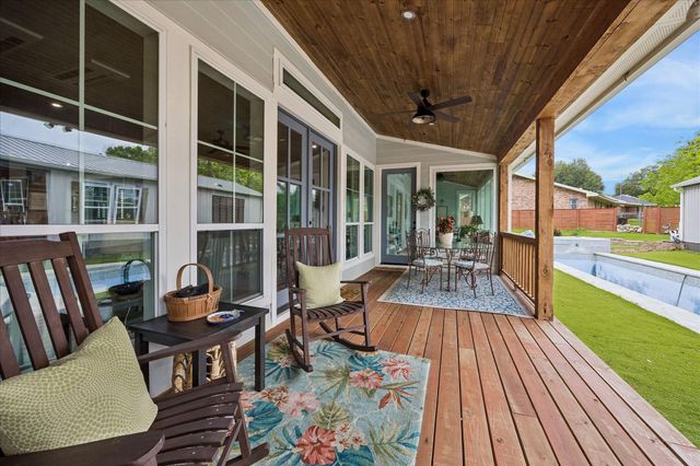 859 E Glenn Street, Bellville, TX 77418