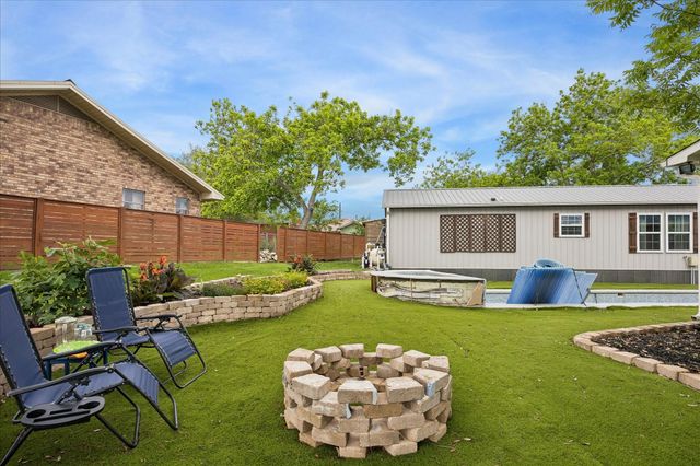 859 E Glenn Street, Bellville, TX 77418