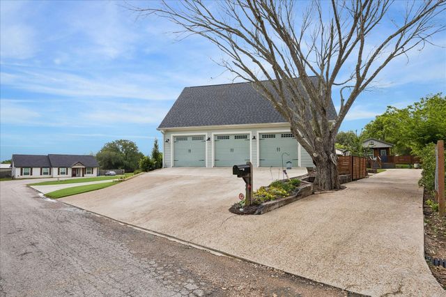 859 E Glenn Street, Bellville, TX 77418