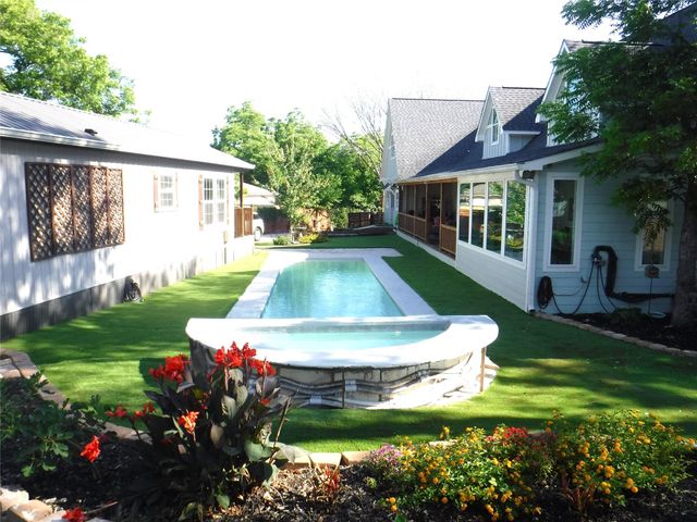859 E Glenn Street, Bellville, TX 77418