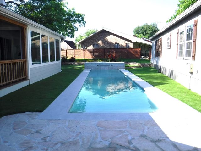 859 E Glenn Street, Bellville, TX 77418