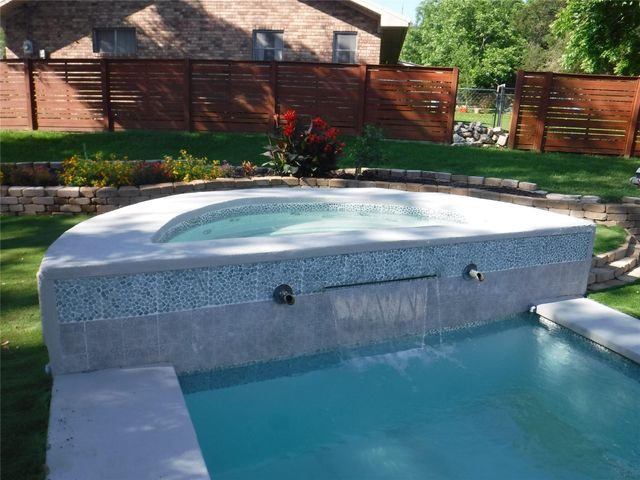 859 E Glenn Street, Bellville, TX 77418