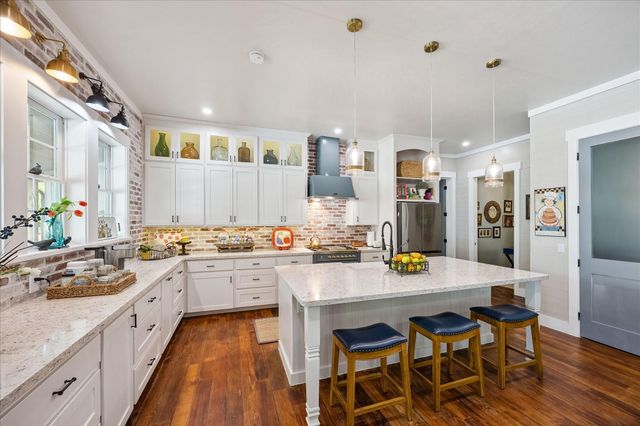 859 E Glenn Street, Bellville, TX 77418