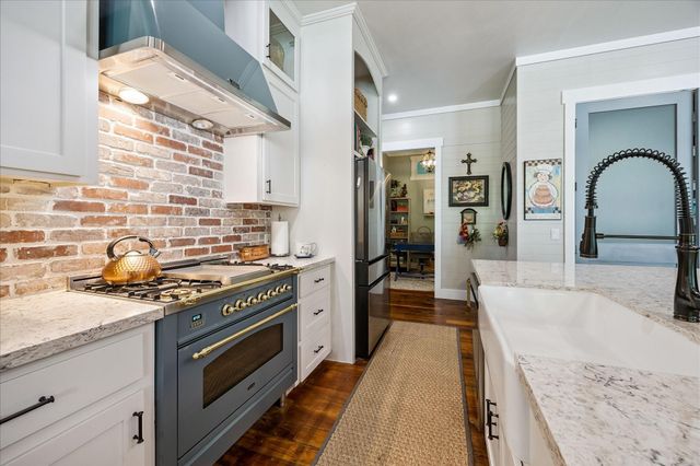 859 E Glenn Street, Bellville, TX 77418