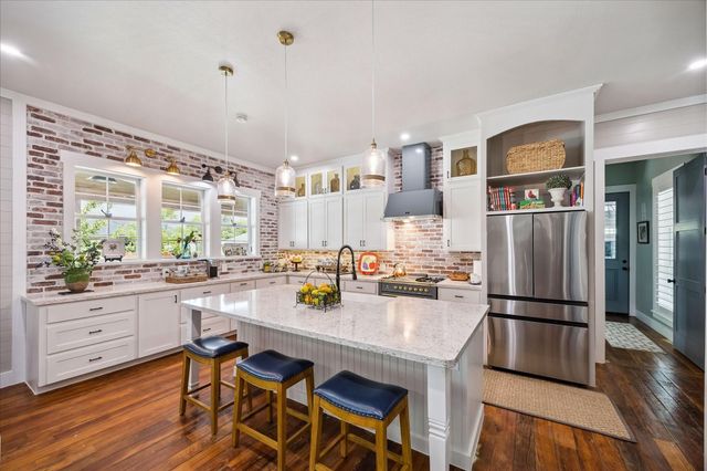 859 E Glenn Street, Bellville, TX 77418