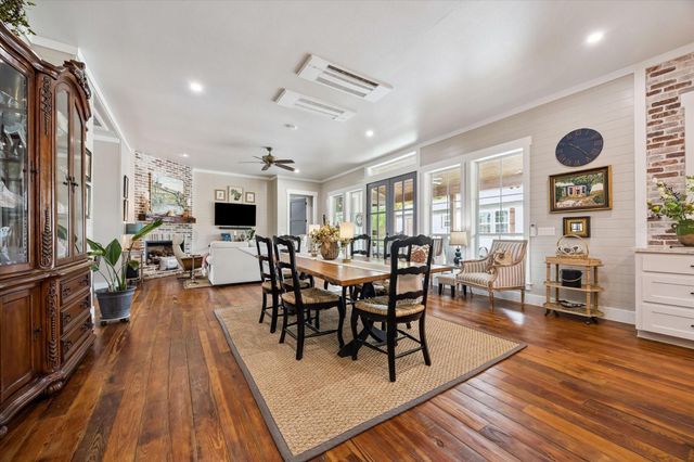859 E Glenn Street, Bellville, TX 77418