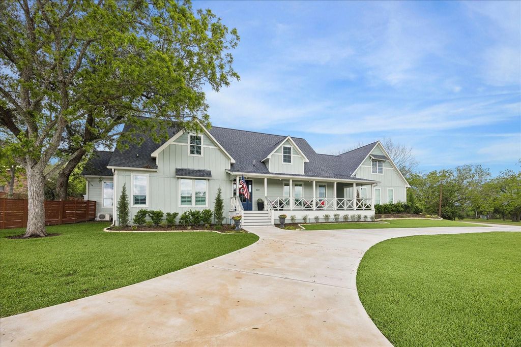 859 E Glenn Street, Bellville, TX 77418