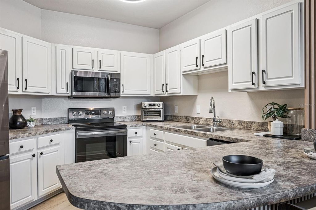 Image 6 of property listing at 911 N ORANGE AVENUE 548, Orlando, FL 32801