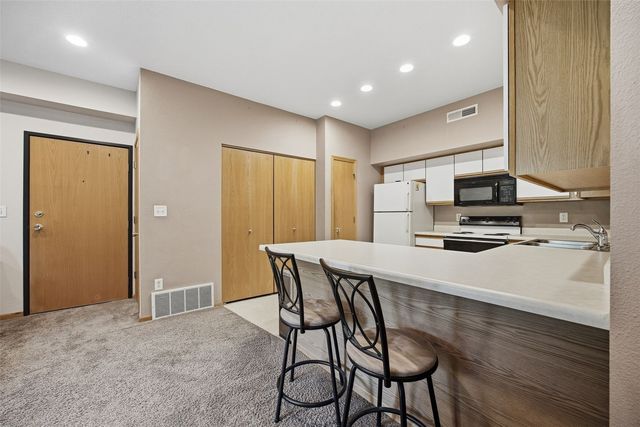 2272 Holiday Road 606, Coralville, IA 52241