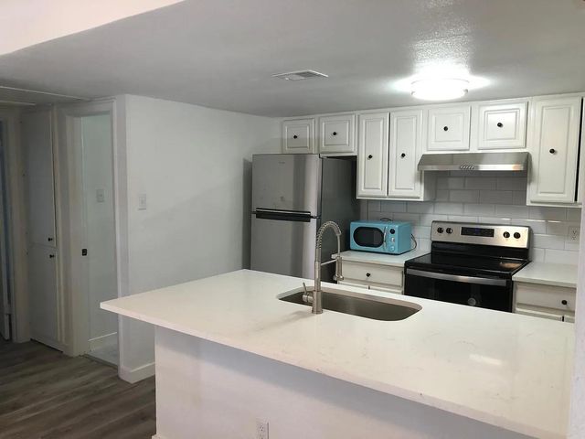 2124 Burton DR 160, Austin, TX 78741