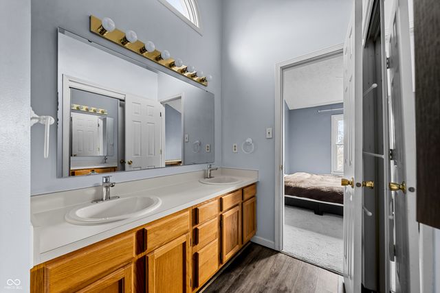 55 Village Circle, Zionsville, IN 46077