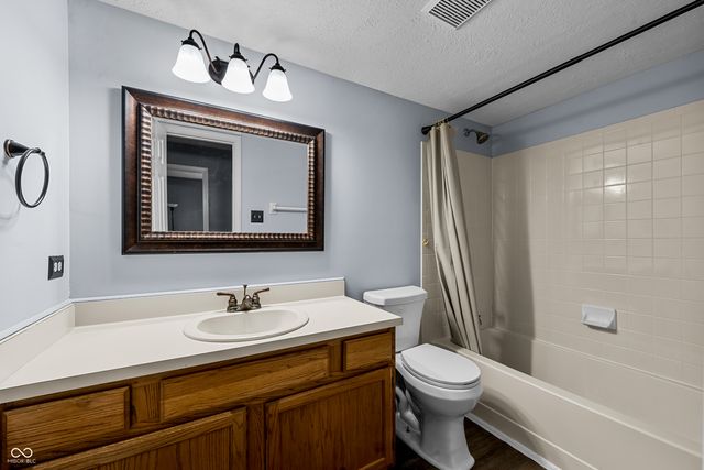 55 Village Circle, Zionsville, IN 46077