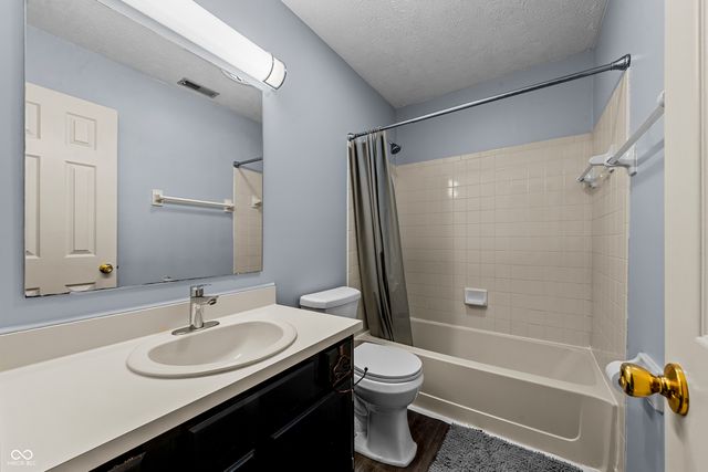 55 Village Circle, Zionsville, IN 46077