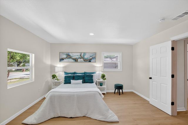 2424 Cloverdale Street, Arlington, TX 76010