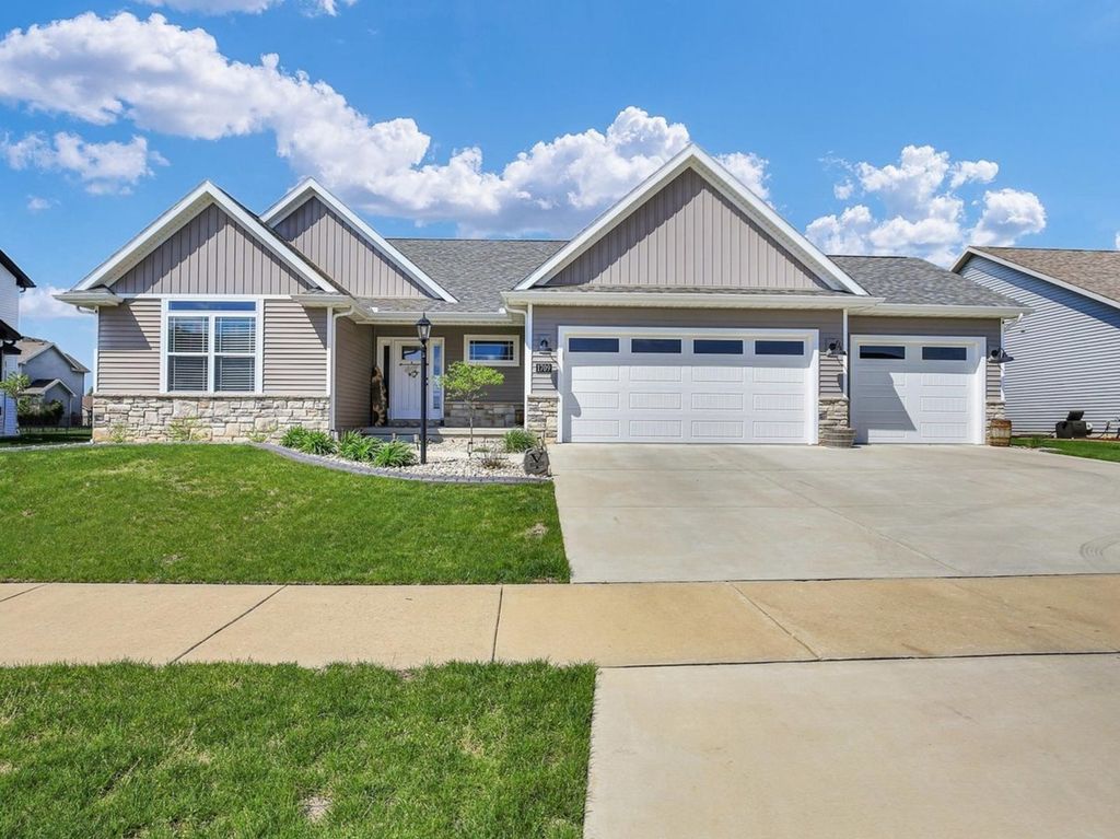 Image 1 of property listing at 1709 Littlefield Lane, Mahomet, IL 61853