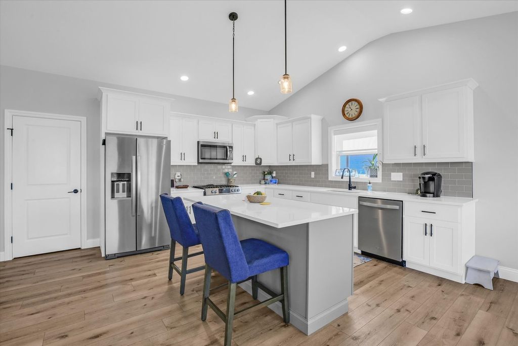 Image 12 of property listing at 1709 Littlefield Lane, Mahomet, IL 61853