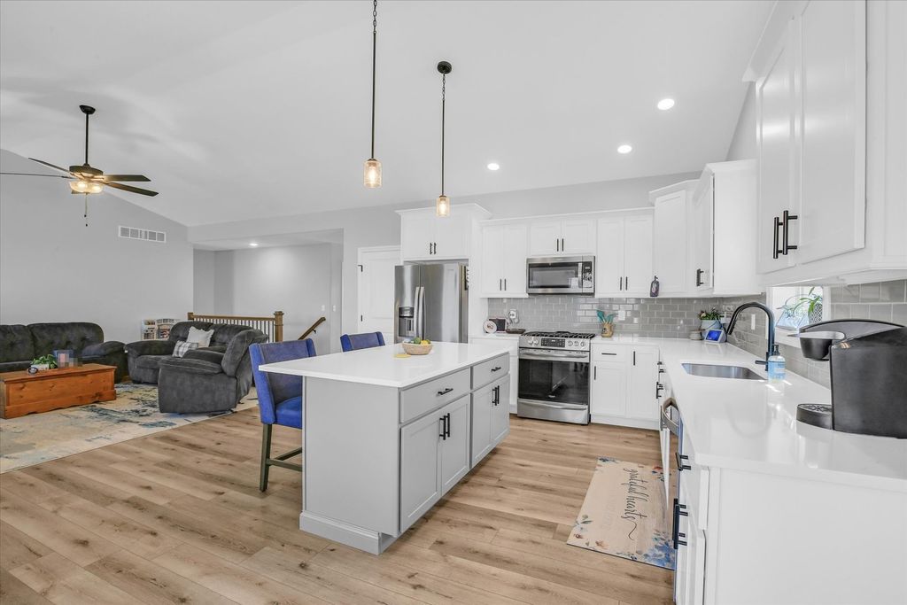 Image 13 of property listing at 1709 Littlefield Lane, Mahomet, IL 61853