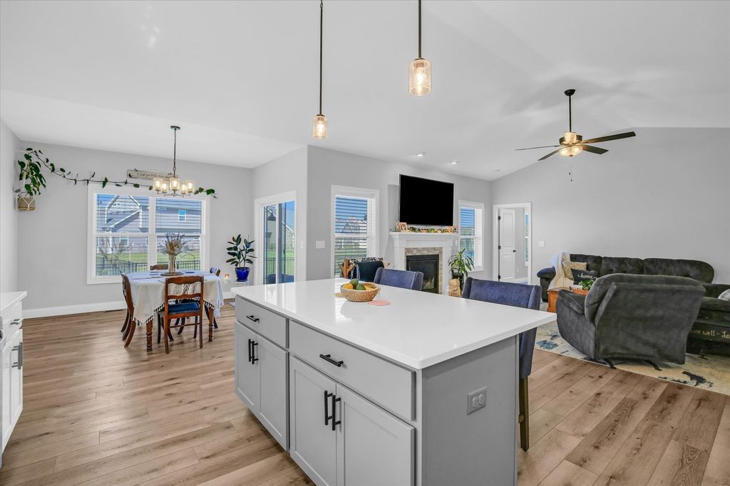 Image 14 of property listing at 1709 Littlefield Lane, Mahomet, IL 61853