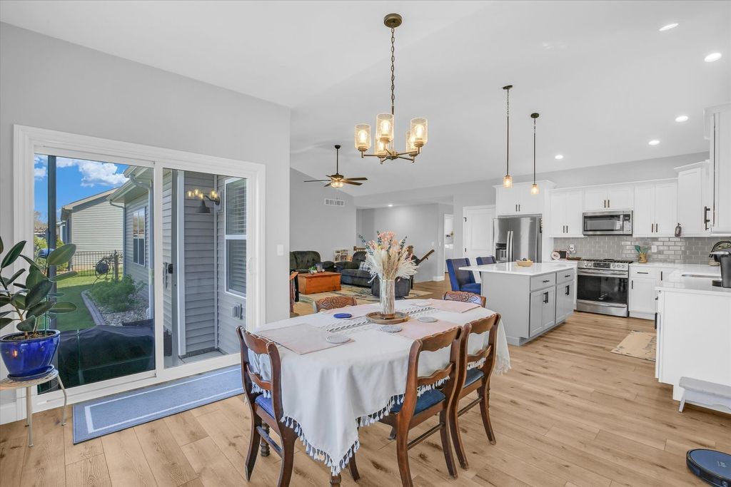 Image 16 of property listing at 1709 Littlefield Lane, Mahomet, IL 61853