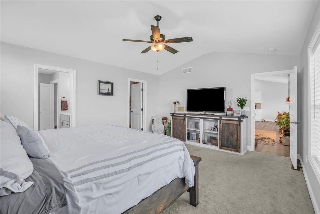 Image 18 of property listing at 1709 Littlefield Lane, Mahomet, IL 61853