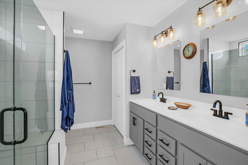 Image 19 of property listing at 1709 Littlefield Lane, Mahomet, IL 61853