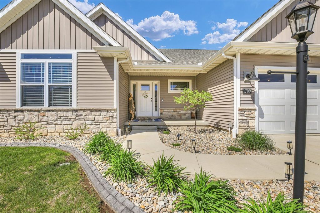 Image 3 of property listing at 1709 Littlefield Lane, Mahomet, IL 61853