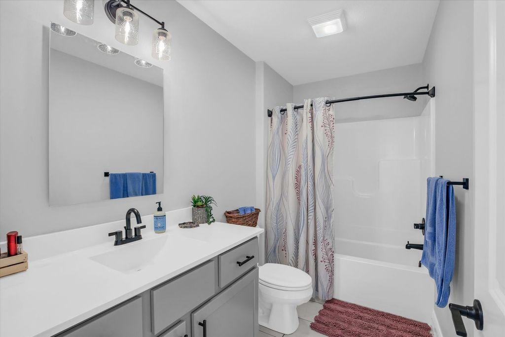 Image 25 of property listing at 1709 Littlefield Lane, Mahomet, IL 61853