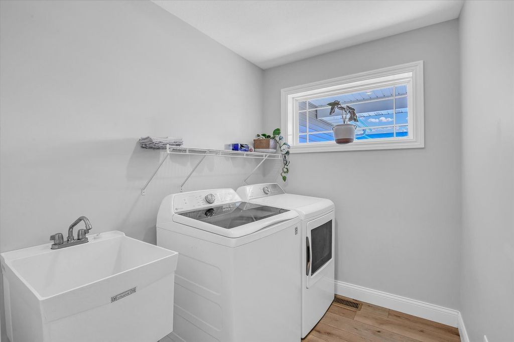 Image 27 of property listing at 1709 Littlefield Lane, Mahomet, IL 61853