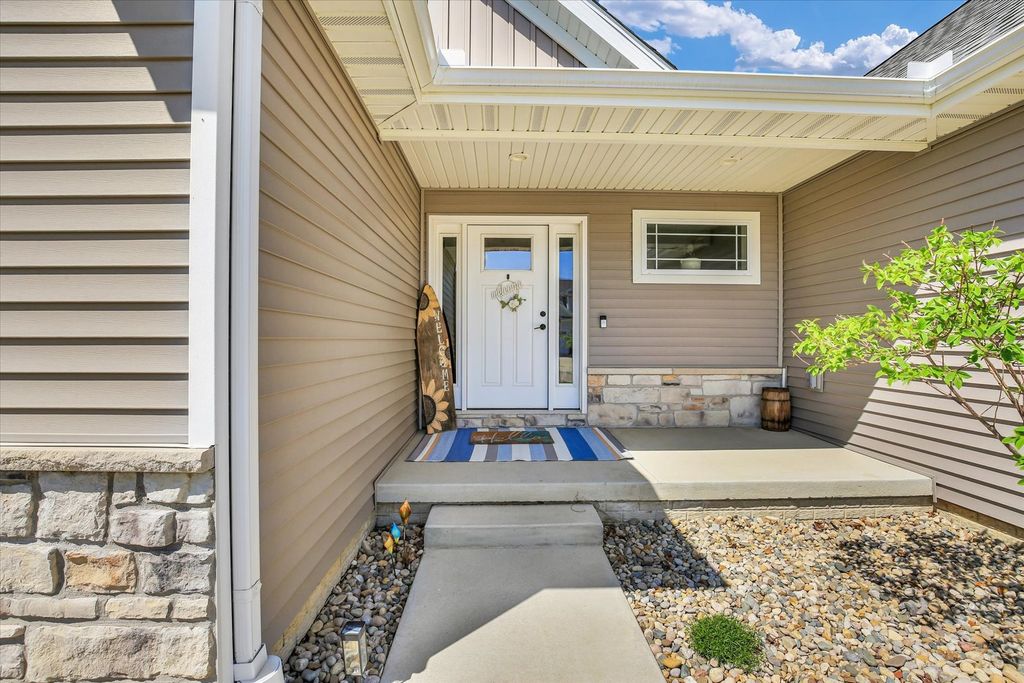 Image 4 of property listing at 1709 Littlefield Lane, Mahomet, IL 61853