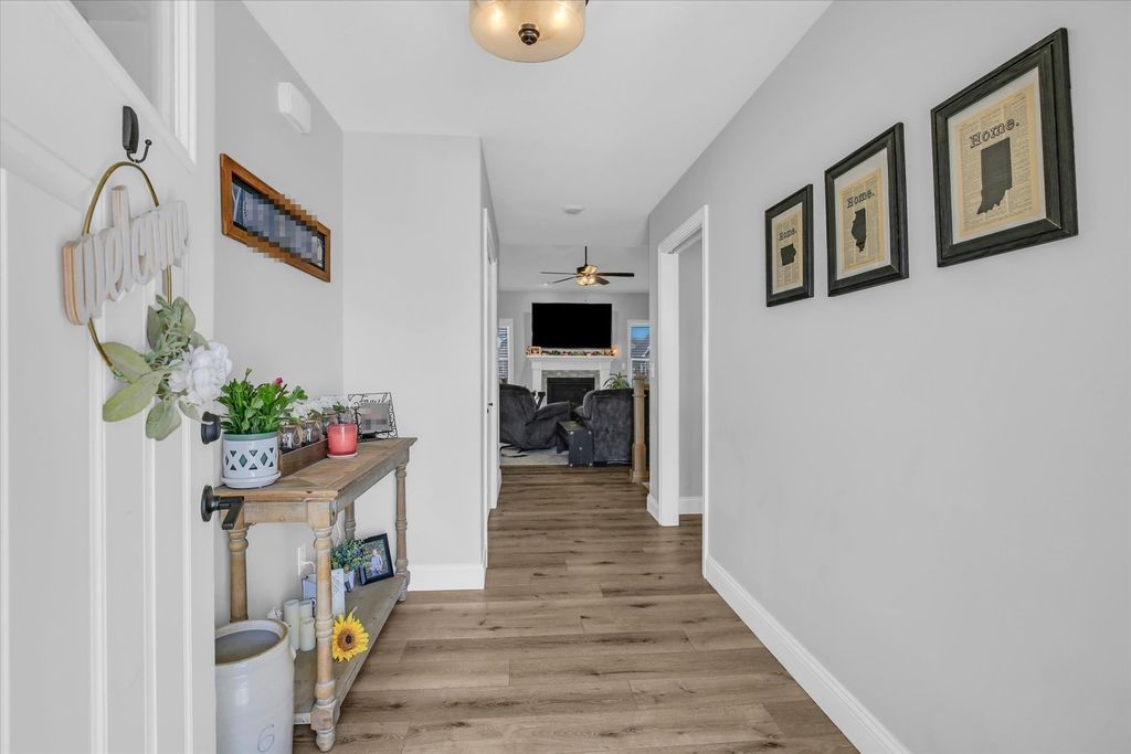 Image 5 of property listing at 1709 Littlefield Lane, Mahomet, IL 61853