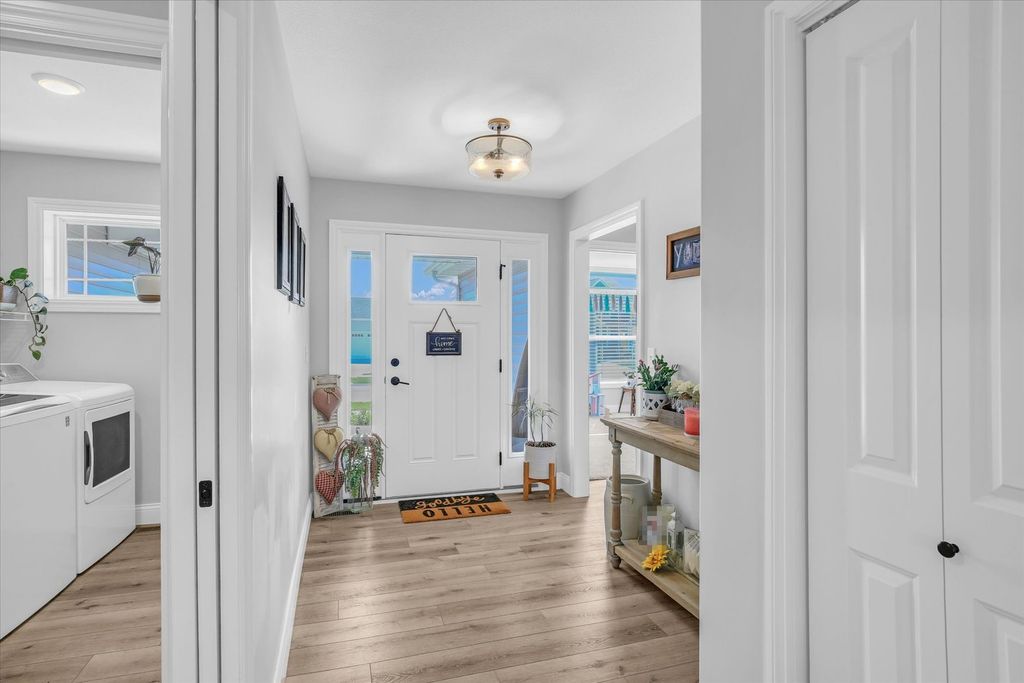 Image 6 of property listing at 1709 Littlefield Lane, Mahomet, IL 61853