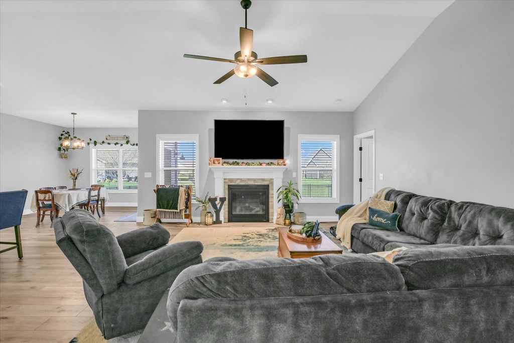 Image 7 of property listing at 1709 Littlefield Lane, Mahomet, IL 61853