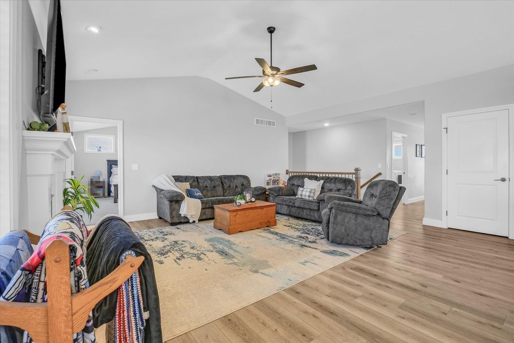 Image 8 of property listing at 1709 Littlefield Lane, Mahomet, IL 61853