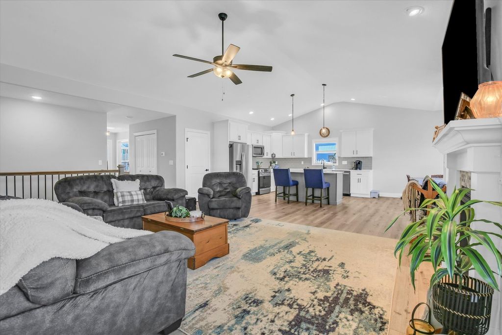 Image 9 of property listing at 1709 Littlefield Lane, Mahomet, IL 61853