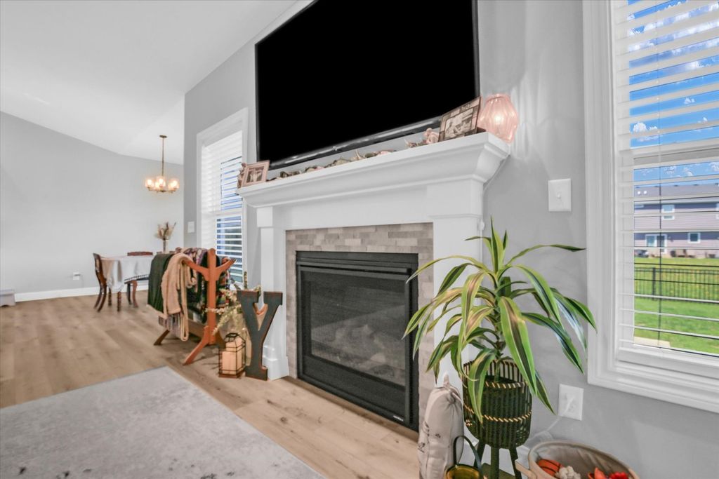 Image 10 of property listing at 1709 Littlefield Lane, Mahomet, IL 61853