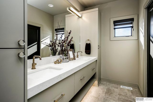 627 S 148 Street, Omaha, NE 68154