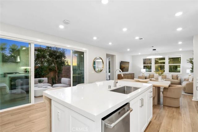 410 Chorus, Irvine, CA 92618